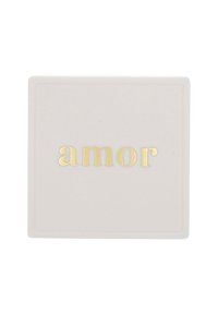 Scatola quadrata in morbido crema opaco con la parola "amor" impressa in lamina d'oro. Design semplice con una texture liscia e bordi puliti.