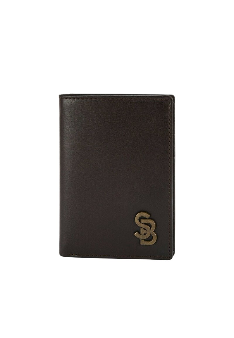 Portefeuille en cuir marron avec une texture lisse, arborant un logo doré embossé sur le devant. Forme rectangulaire compacte avec une couture soignée.