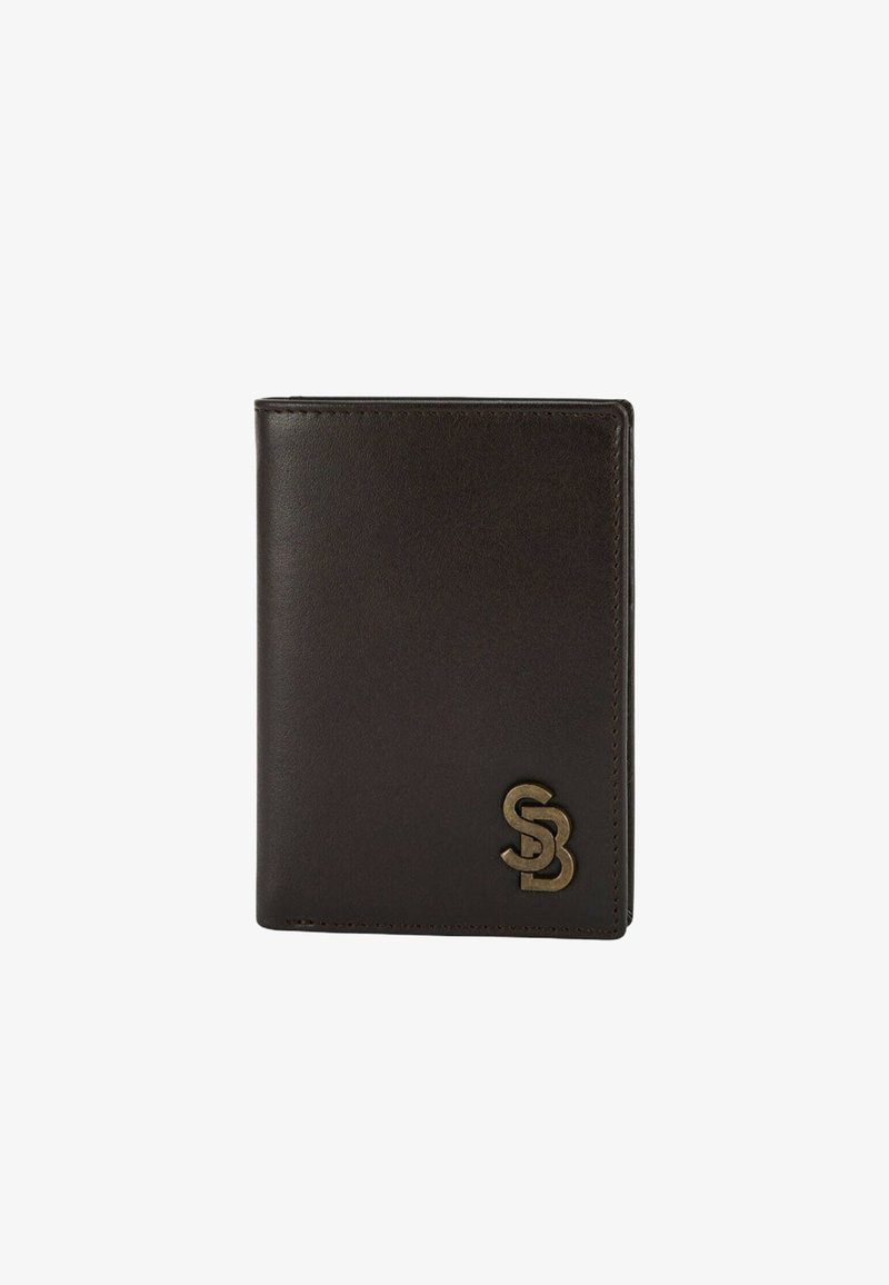 Portefeuille en cuir marron avec une texture lisse, arborant un logo doré embossé sur le devant. Forme rectangulaire compacte avec une couture soignée.