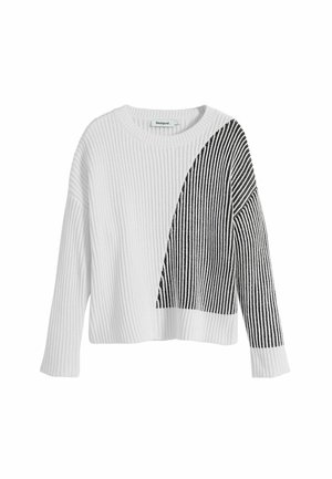 Suéter blanco de canalé con un diseño de rayas negras en un lado. Presenta mangas largas y un escote redondeado. Textura suave, ajuste casual.