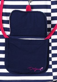 Námořnický pruhovaný oděv s kapsou zdobenou růžovými akcenty, na které je vyšitý text "Original", vykazuje měkkou bavlněnou texturu.