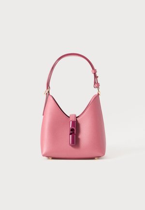 Sac à main en cuir rose avec une forme structurée, doté d'une fermeture brillante et d'une seule bandoulière réglable. Fini texturé avec des accessoires en or.