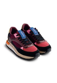 Zapatillas multicolor que combinan ante negro, malla rosa y un acabado burdeos brillante. Suela gruesa con acentos en naranja y beige. Etiqueta azul.