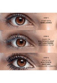 Œil marron avec trois étapes : cils nus, recouverts d'une base bleue et renforcés avec un mascara noir, mettant en valeur des longueurs et un volume de cils variés.