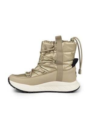 Bota de invierno beige con parte superior acolchada y brillante, cordones elásticos y un collar acolchado. Presenta una suela texturizada y un acento negro contrastante en el talón.
