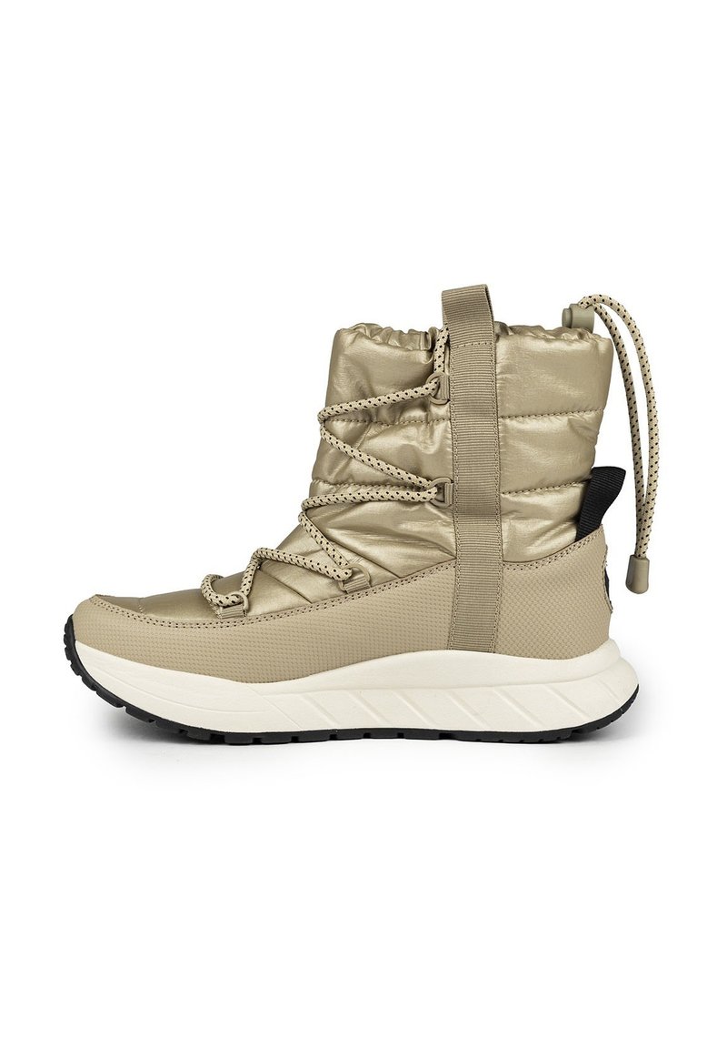 Bota de invierno beige con parte superior acolchada y brillante, cordones elásticos y un collar acolchado. Presenta una suela texturizada y un acento negro contrastante en el talón.