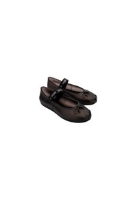 Bailarinas negras con punta redondeada, hechas de material brillante. Cuentan con un pequeño lazo y una correa sobre el empeine con acentos de logo.