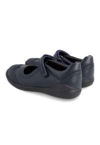 Námořnické modré kožené boty s kulatou špičkou, nastavitelným popruhem a dekorativním perforováním na svršku. Černá gumová podešev.