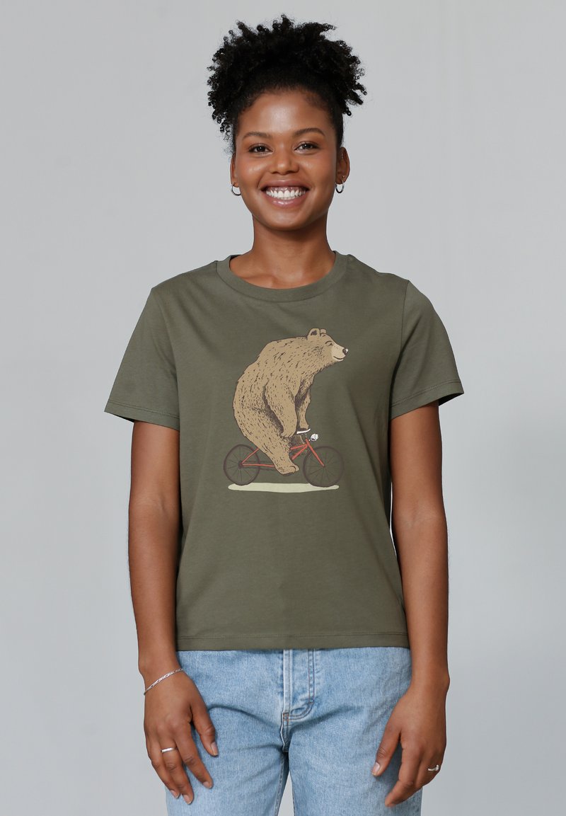 Olijfgroene t-shirt met een illustratie van een beer die op een rode fiets rijdt. Korte mouwen, van katoen materiaal en een ontspannen pasvorm.
