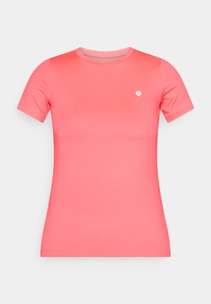 Αθλητική μπλούζα κοραλί ροζ με κοντά μανίκια, στρογγυλή λαιμόκοψη και μικρό λευκό λογότυπο στο στήθος· κατασκευασμένη από λείο, ελαστικό ύφασμα.