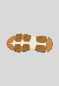 Suola in gomma con un motivo testurizzato a zigzag; presenta una base di un crema chiaro con accenti marroni; forma ovale e design della punta arrotondata.