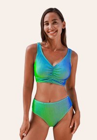 Zielony i niebieski bikini w paski, z topem w kształcie V ze zdobieniem i wysokim stanem. Wykonane z błyszczącego, elastycznego materiału.