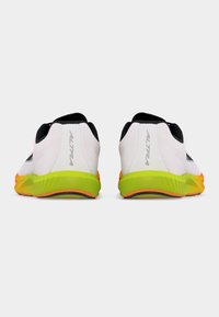 Ζευγάρι λευκά παπούτσια τρεξίματος με μαύρους περιλαίμιους στη φτέρνα και σόλες με διαβάθμιση από πράσινο σε πορτοκαλί, που φαίνονται από πίσω.