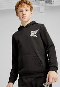 Sudadera con capucha negra fabricada con un tejido suave, con un bolsillo canguro y un logo gráfico de texto blanco en el pecho.