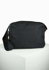 Borsa a tracolla nera realizzata in tessuto resistente, caratterizzata da una forma rettangolare, tracolla regolabile e una texture liscia con chiusura a zip.