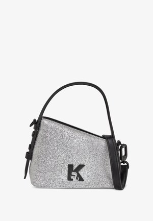 Sidabro blizgučiais puošta rankinė, turinti trikampę formą, tekstūruotą paviršių, juodos odos akcentus ir petnešą. Logotipo detalė šone.