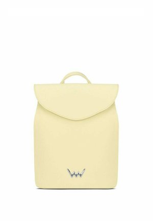 Hellgelber Rucksack mit Überschlag oben und Tragegriff, mit einem kleinen silbernen Zickzack-Logo nahe der unteren Mitte.