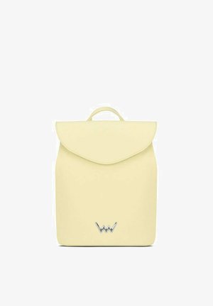 Hellgelber Rucksack mit Überschlag oben und Tragegriff, mit einem kleinen silbernen Zickzack-Logo nahe der unteren Mitte.
