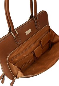 Bruine leren handtas met twee handvatten, gouden hardware en een ritssluiting. Het interieur heeft meerdere zakken en een gladde, gemusterde voering.