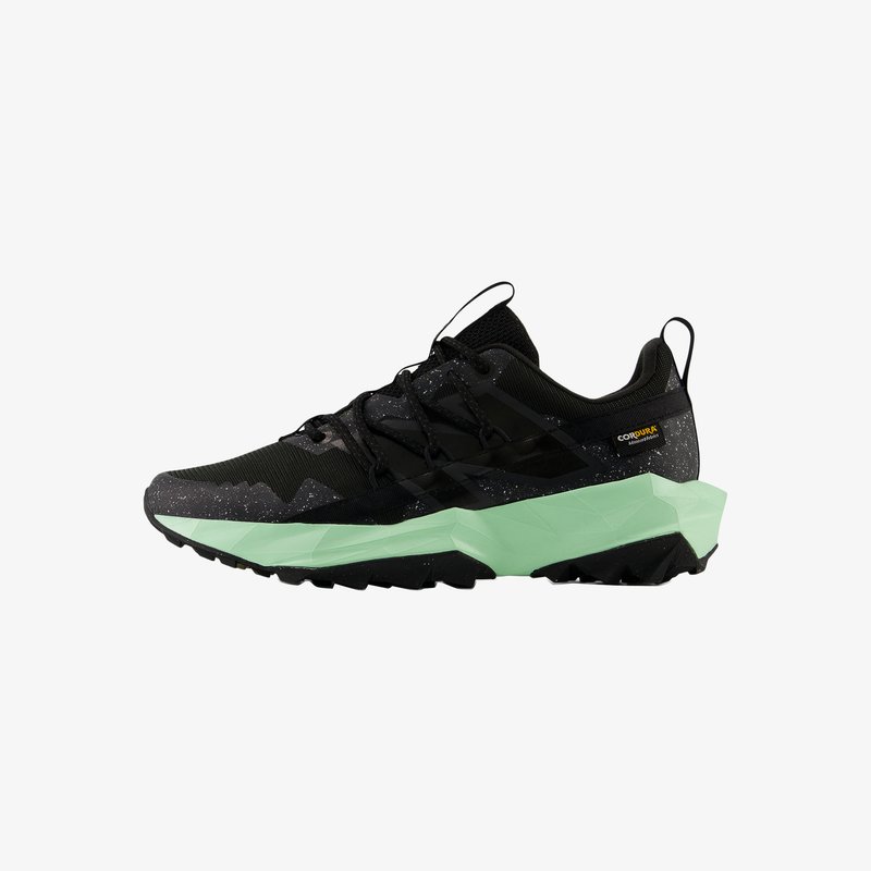 Scarpa sportiva nera con tomaia texture, intersuola verde e suola nera. Presenta un motivo a macchie e materiali resistenti.