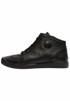 Heren zwarte leren hoge sneaker met veters aan de voorkant en een ronde logopatch aan de zijkant, platte rubberen zool met gestructureerde grip.