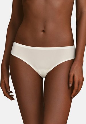 Slip hipster bianchi con una texture liscia, caratterizzati da una fascia larga in vita e una lavorazione senza cuciture per comfort e minima visibilità sotto i vestiti.