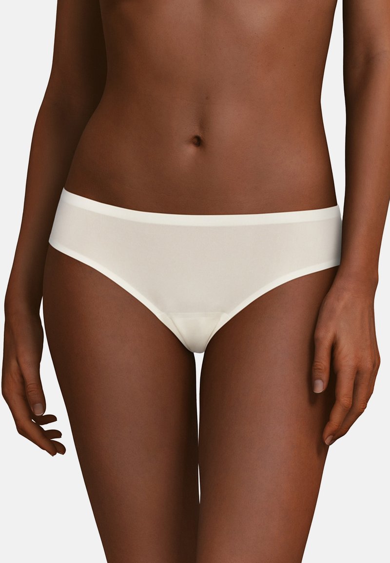 Hvide hipstertrusser med glat tekstur, der har en bred linning og sømløs konstruktion for komfort og minimal synlighed under tøjet.