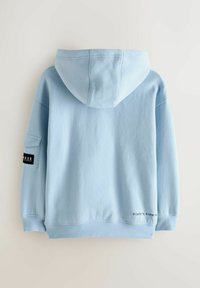 Helehall sinine kapuutsiga dressipluus, millel on kängurutasku, soonikkoes mansetid ja varrukal silt. Ääres on trükitud tekst. Pehme tekstuur.