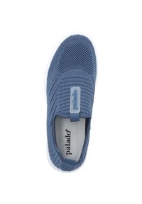 Scarpa slip-on in mesh blu con tomaia texturizzata, suola bianca e un'etichetta rettangolare con il nome del marchio "palado."