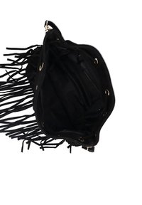 Borsa nera con frange in materiale morbido, apertura superiore e tasca interna. Presenta dettagli in metallo dorato e frange testurizzate lungo i bordi.