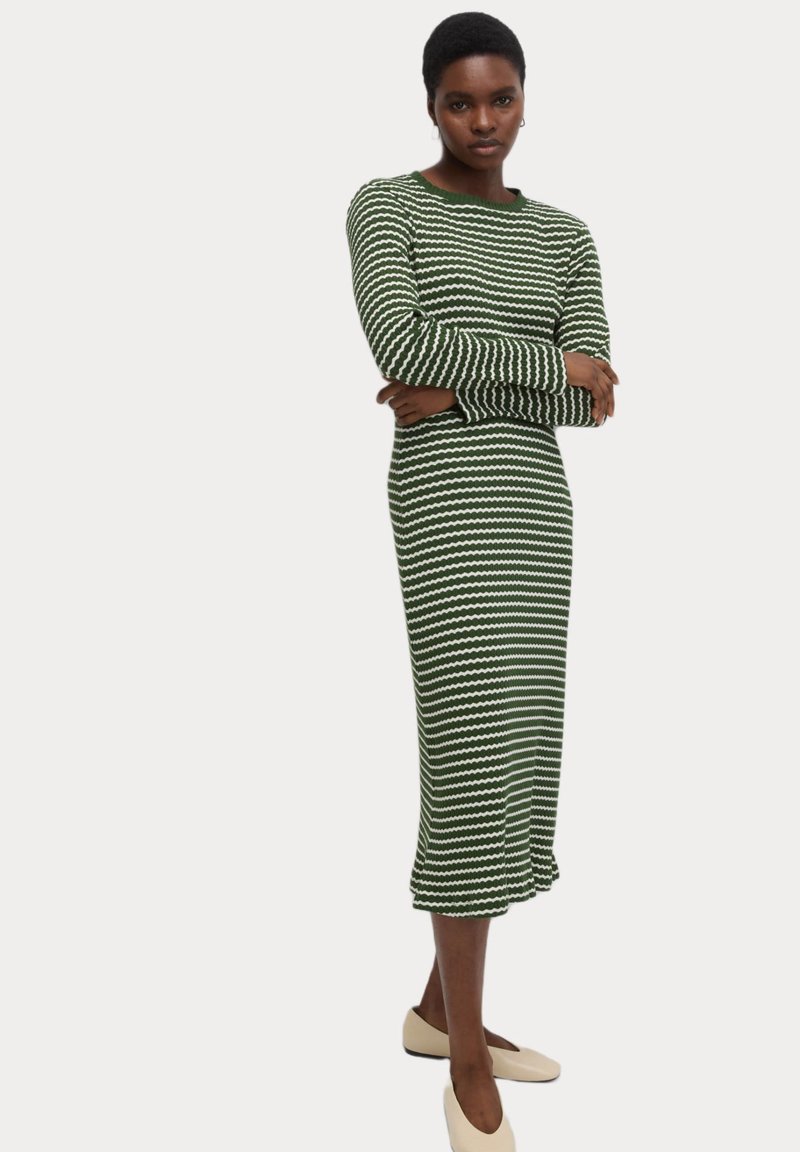Grün-weiß gestreiftes langärmeliges Kleid mit gerippter Textur, tailliertem Design und knielangem Saum. Einfacher runder Ausschnitt.