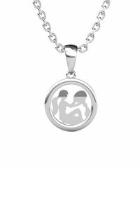 Zilveren hanger met een cirkelvormig ontwerp en uitsnijdingen van twee zittende figuren, hangend aan een geschakelde ketting.