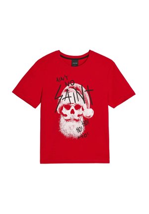 Czerwona bawełniana koszulka z dużą grafiką czaszki w czapce Mikołaja, z białą brodą i czarnym napisem: "AIN'T NO SAINT HO! HO! HO!"