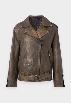 Bruine faux leren motorjack met een brede revers, asymmetrische rits, twee zijzakken en een ceintuur om de taille. Gestructureerde afwerking.