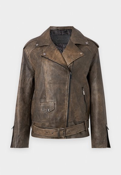 Jaqueta de moto em pele sintética castanha com lapela larga, fecho assimétrico, dois bolsos laterais e uma cintura cintada. Acabamento texturizado.
