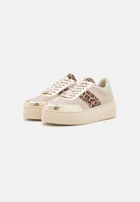 Beige Sneakers mit einem Seiteneinsatz im Leopardenmuster, goldenen metallischen Akzenten und einer strukturierten Sohle. Hellblaue Fersenschlaufe. Klassisches Schnürdesign.