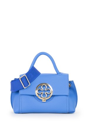 Piccola borsa a mano in pelle blu con manico superiore, chiusura dorata circolare a forma di fiore e ampia tracolla blu regolabile.