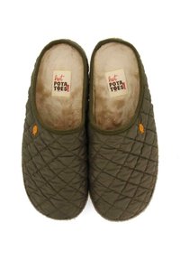 Pantoufles vertes matelassées avec une douce doublure en fourrure, ornées d'un accent de poisson jaune et d'une étiquette à l'intérieur disant "hot POTATOES!".