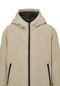 Giacca cappuccio beige con zip frontale e dettagli neri, dotata di due tasche laterali e foderata internamente in nero isolante. Tessuto dal tocco liscio.