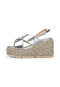 Silberne metallische Keil-Sandalen mit überkreuzten Riemen, gewobener Jute-Textur, Gummisohle und verstellbarem Slingback-Schnallen-Detail.