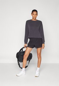 Athleta HIGH RISE RACER RUN SHORT - Pantalón corto de deporte - black