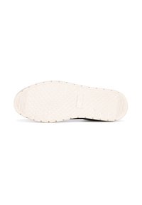 La suela del zapato presenta una superficie de goma texturizada con un patrón de diamantes, predominantemente blanca con un acento negro en el talón y un mínimo de marca.