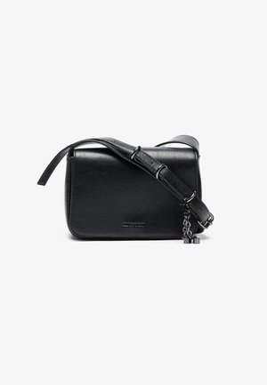 Borsa a tracolla nera realizzata in materiale testurizzato, con una lunga tracolla e una piccola catena decorativa. Design semplice ed elegante.