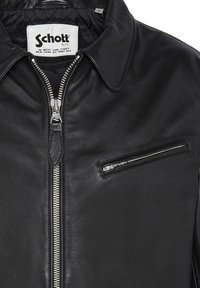 Schwarze Lederjacke mit glatter Textur, ausgestattet mit einem Frontreißverschluss, einer kleinen Reißverschlusstasche auf der Brust und einem klassischen Kragen.