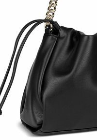 Borsa a tracolla in pelle nera con design morbido, dotata di una tracolla in catena dorata e chiusura a cordoncino. La texture appare liscia con una leggera lucentezza.
