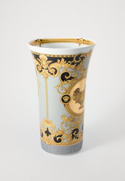 Vaso decorativo de porcelana com forma cónica, fundo azul claro, padrões intrincados em dourado e preto, e uma imagem central detalhada.