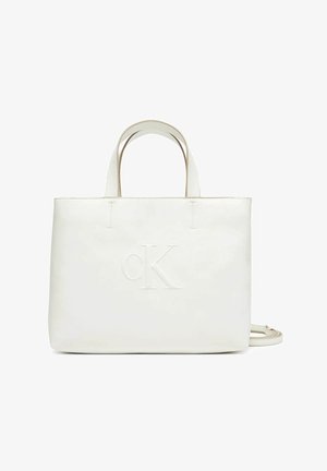 Borsa tote in pelle bianca dal design minimalista, con logo "cK" in rilievo, doppi manici e tracolla removibile.