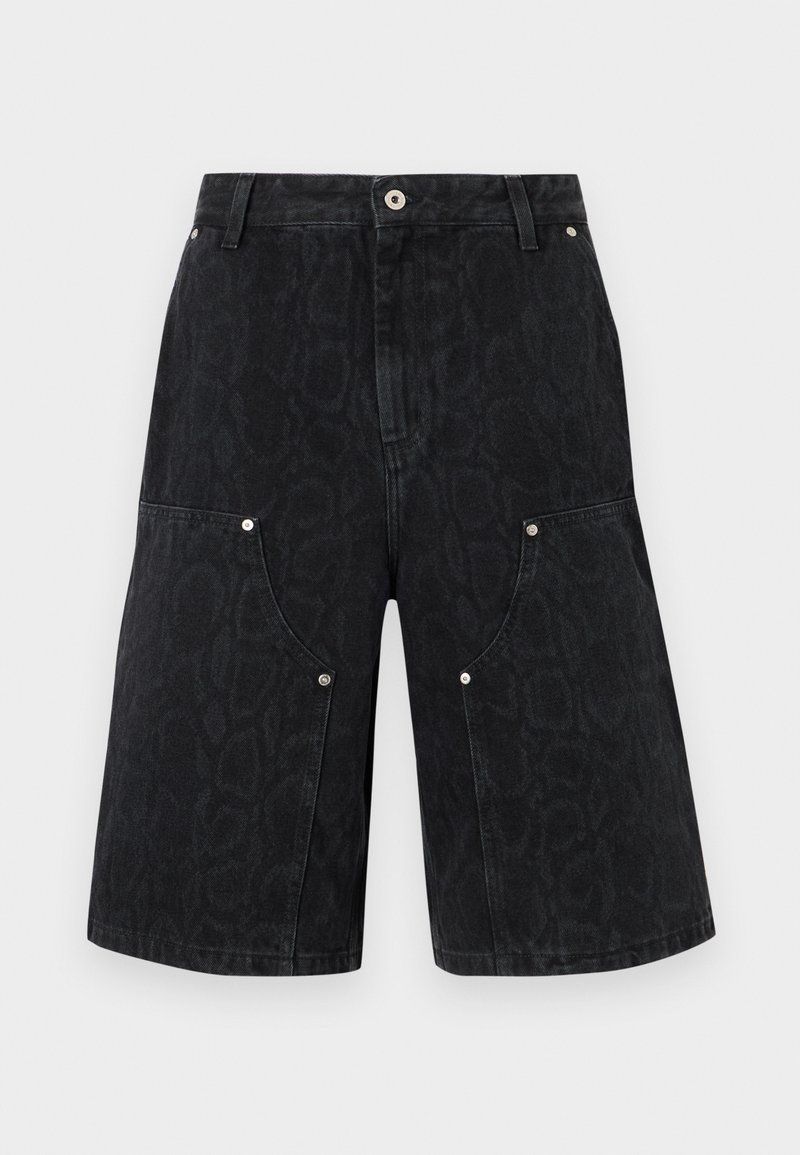 Schwarze Denim-Knielange Shorts mit dezentem Leopardenmuster, vorderem Knopf, Reißverschluss und silbernen Nieten an großen Fronttaschen.