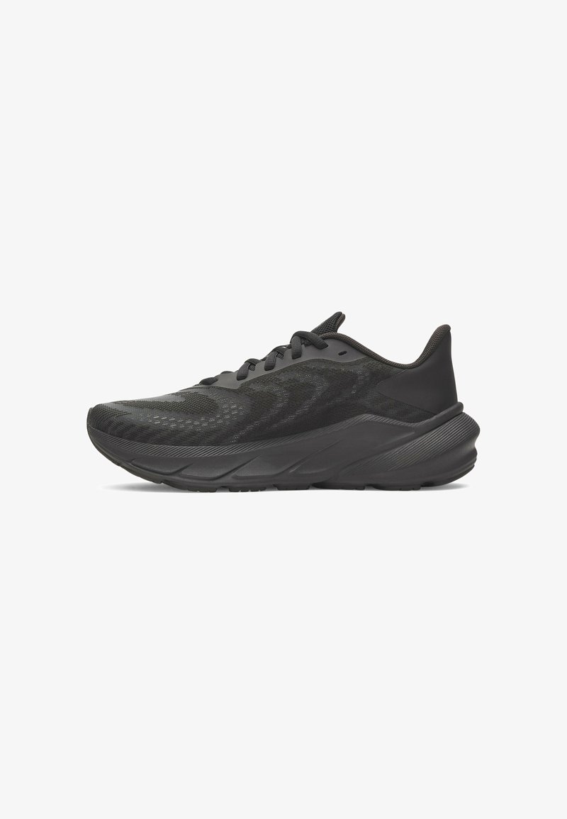 Chaussure de sport noire avec une tige en maille texturée, une semelle amortie et une silhouette élancée. Elle est dotée de lacets et ne présente aucun logo visible.