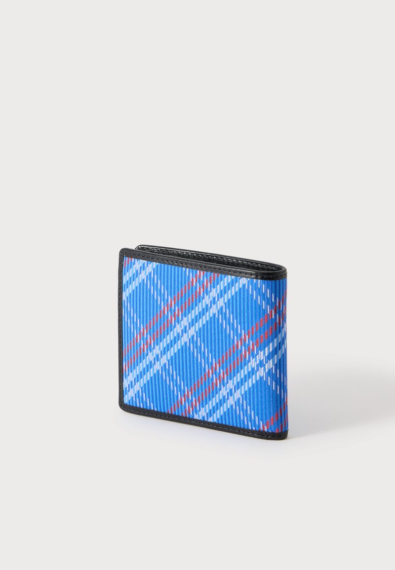 Blaue Geldbörse mit einem roten und weißen diagonalen Karomuster und schwarzem Rand, geschlossen stehend auf einer weißen Oberfläche.